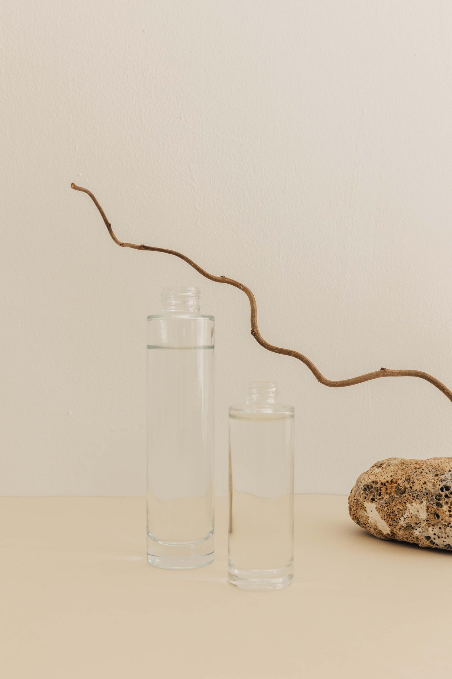 Mockup de deux flacons vaporisateurs en verre