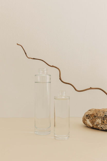 Mockup de deux flacons vaporisateurs en verre