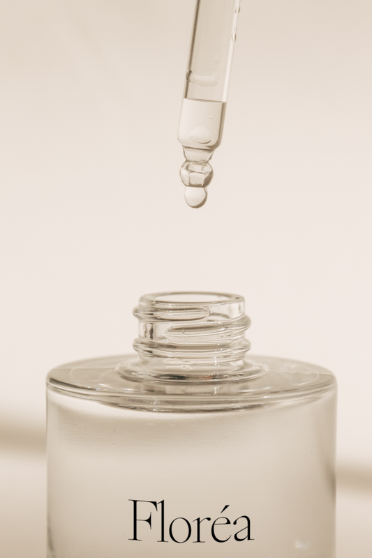 Mockup de flacon compte-gouttes en verre mat