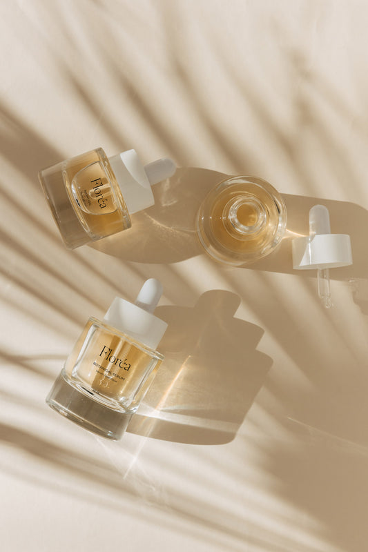 Mockup de trois flacons compte-gouttes en verre